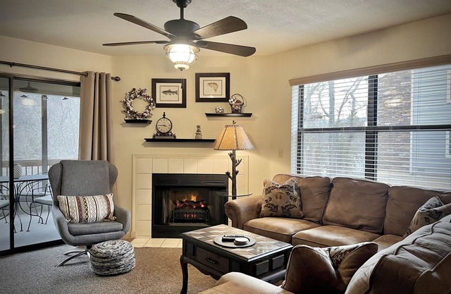 "Best of The Pointe" Lake Front~Walk-In/End Unit~Trout~Golf~Pickleball~Pool