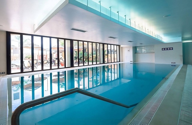 Best Place to Unwind! Free Parking, Full Kitchen, Outdoor and Indoor Pools!