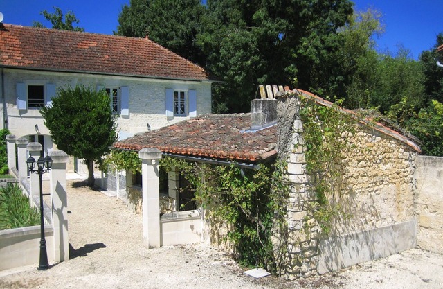 Besutiful traditional Charentaise house with private decked pool by the river