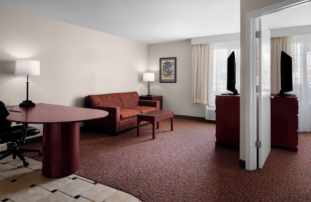 Better Choice for your Vacation! 4 Family Suites w/Free Breakfast and Parking