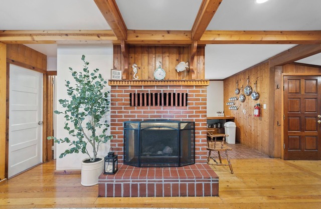 Betty’s Place - hot tub, sauna, dog friendly, sleeps 10!