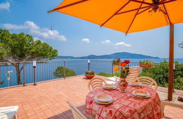 Between dreams and stars, Villa Capo Stella stands majestically on the cliff and is embraced by the