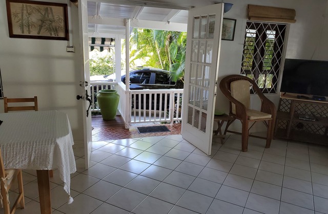 Between Gros I and Rodney Bay mall, the villa is 5 minutes Rodney Bay Marina .