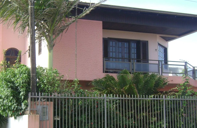 Between Prainha / Praia Grande: 100 m from the sea, with 4 bedrooms, air conditioning and wifi.