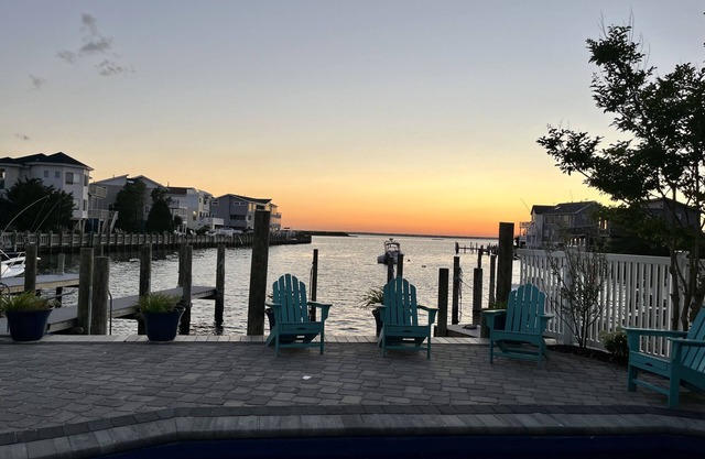 Beutilful Bayfront House 6BR, 5baths - Heated Pool, dock and 1 block to ocean!