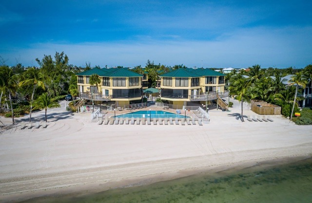 BF Beach Front villa Pool Beach Dock Ocean Sleeps 6 W&D Kitchen Parking WiFi BBQ