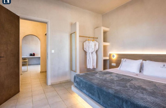 BH584 - C - Suite Santorini
