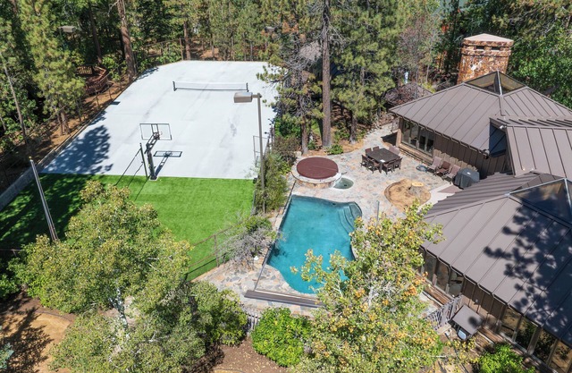 Big Bear Breakaway, pool, hot tub, basketball and more!