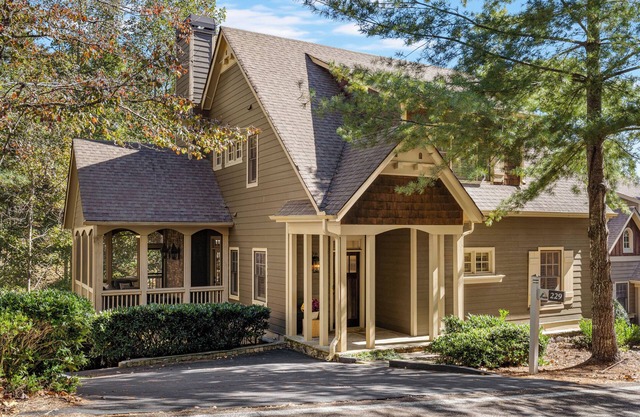 Big Canoe Home - Walk to Beach Club! Light-filled and spacious.