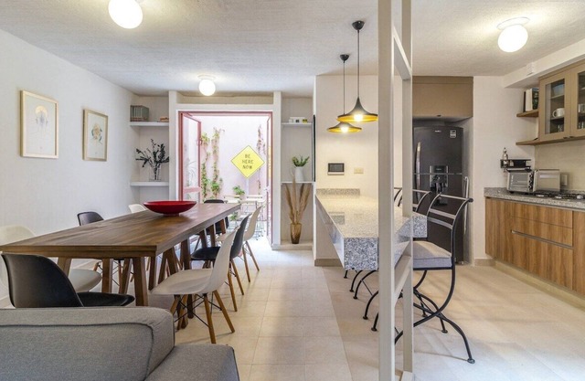 Big cozy apartment, top location. 4bd 3ba. 150mbps