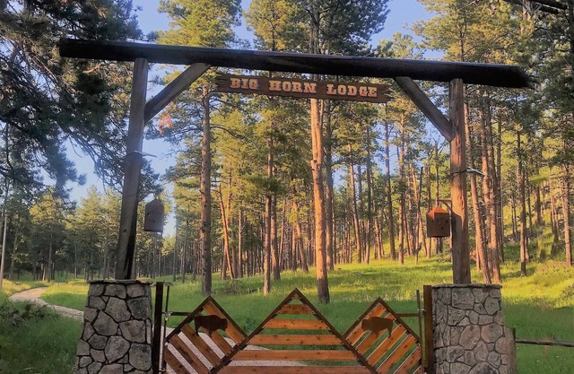 Big Horn Lodge - Rare Cabin Bordering Custer State Park - Absolute Seclusion and Serenity