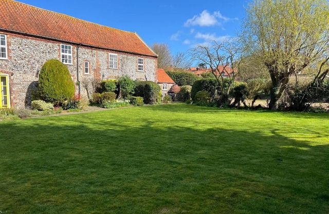 Bijou Bolthole in Blakeney for 2,parking,patio,lawn & close to Quay,pubs & shops