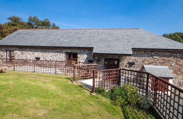 BILLY'S BARN, pet friendly, character holiday cottage in Bradworthy