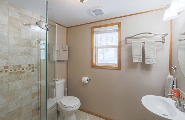 Birch Cabin Ensuite with Shower-Queen