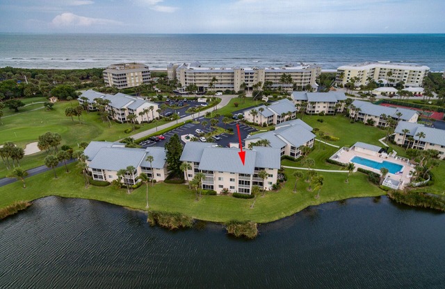 BIRD'S EYE VIEW 5 min walk to beach, lovely views of golfcourse, lakes, sunsets