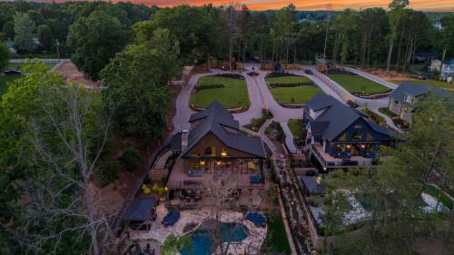 Black Bear Blue Heron by AvantStay 2 Lakefront Homes Sleeps 43 Pool Dock Theater