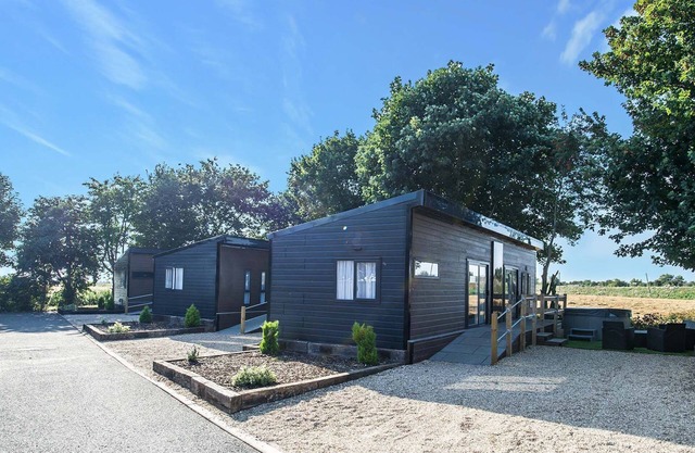 Black Edition Lodge - Unit 4 - a lodge that sleeps 6 guests in 2 bedrooms