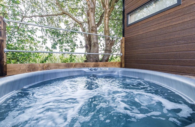 Black Edition Lodge - Unit 8 - a lodge that sleeps 8 guests in 3 bedrooms