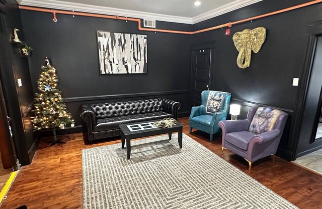 Black & Gold suite 202 -ADA Room