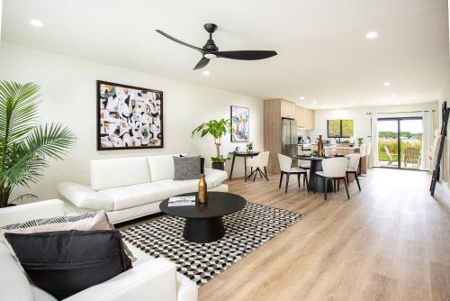 Black Vanilla - Stylish Symphony 3miles Downtown