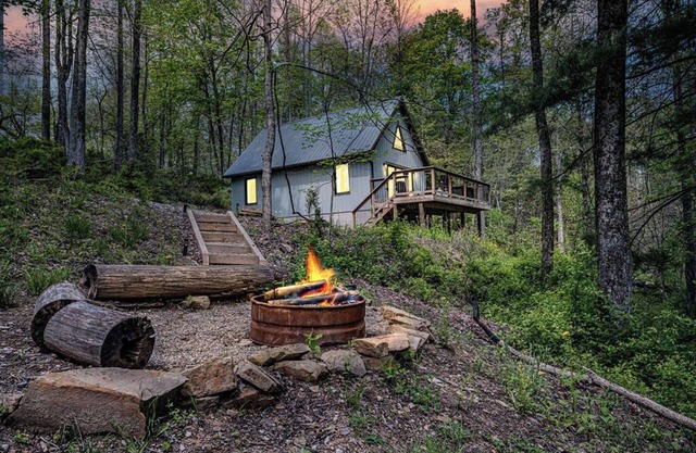 Blackberry Bramble: Budget-friendly in Hocking: WiFi, hot tub + Firepit