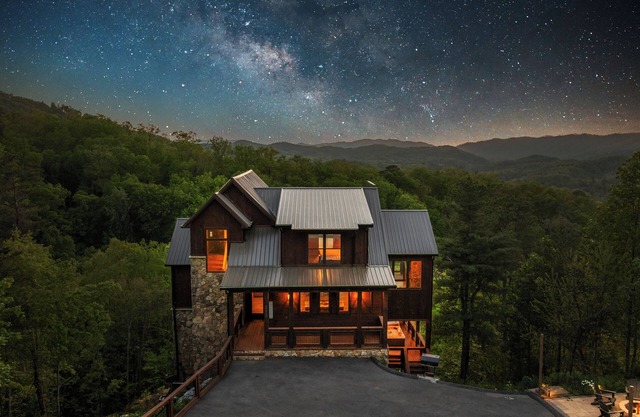 Blackberry Skies ~ Indoor Pool, Hot Tub, Theater & Stunning Mountain Views!