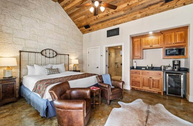 Blacksmith Quarters: The Betty 1 Bd|Hot Tub