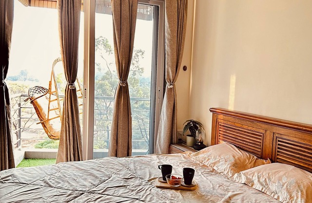 Bliss Retreat-cozy studio w/pvt balcony & a swing!