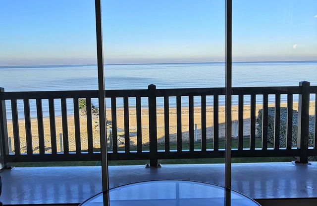 Blonville beautiful seafront apartment 10 minutes from Deauville