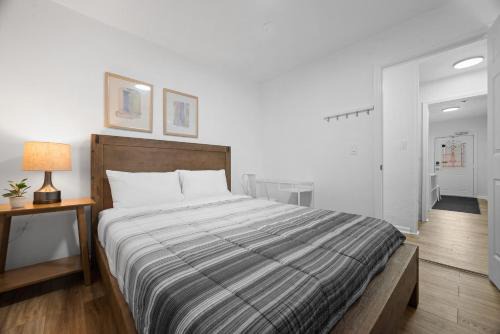 Bloomfield Pittsburgh B Stylish and Cozy Private Bedroom, Shared Bathroom, with Free Parking