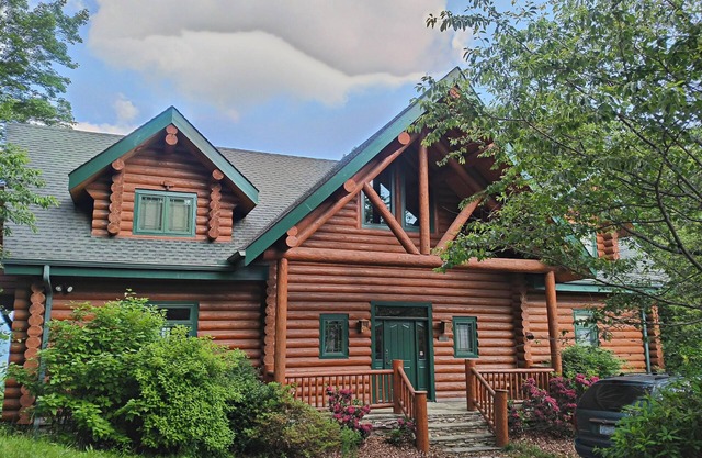 Blowing Rock Fabulous Log Cabin with Great Views. Upscale newer large home