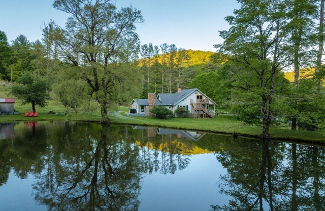 Blowing Rock Farmhouse at Doe Creek, Hot Tub, Pond, Acres to Explore!