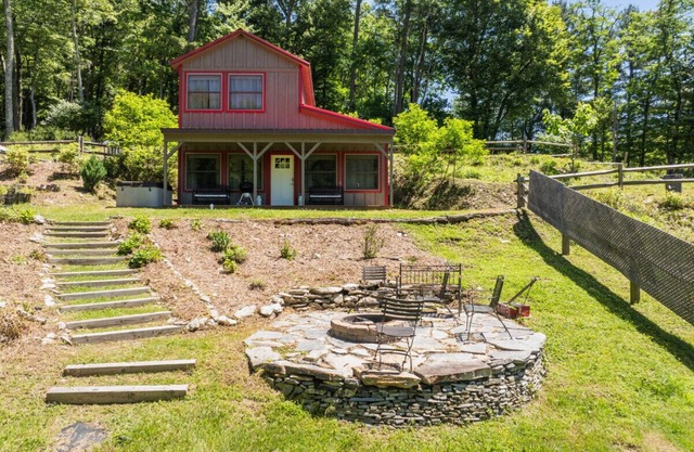 Blowing Rock Sarah Janes Cottage at Doe Creek, Hot Tub, Pond, Acres to Explore!