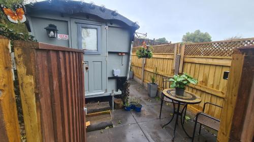 Blue bells Small but quirky & Cozy Shepherd's Hut