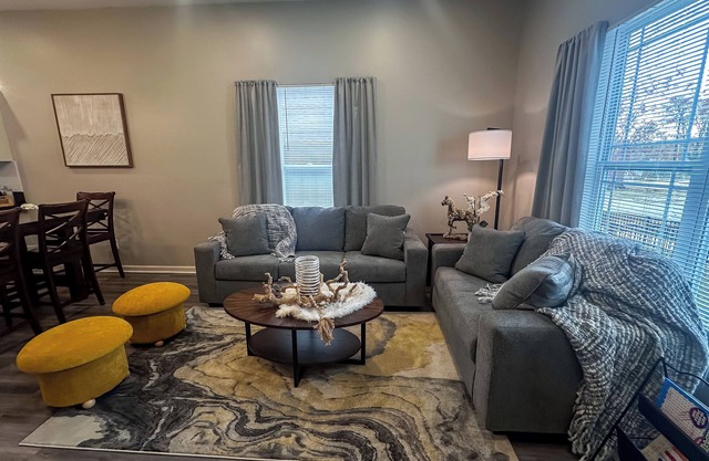 Blue House - Cozy 3 Bedroom, King Bed, Rotary Park