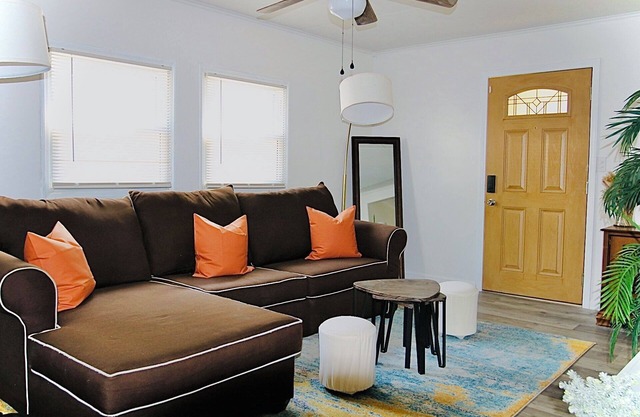 Blue House Near OSU and Downtown