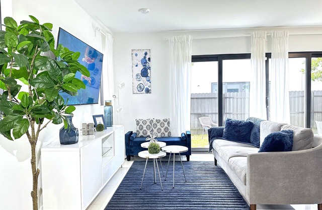 Blue House-Sleep 11 people-Game Room-The Keys-Everglades-Miami-Biscayne Nat Park