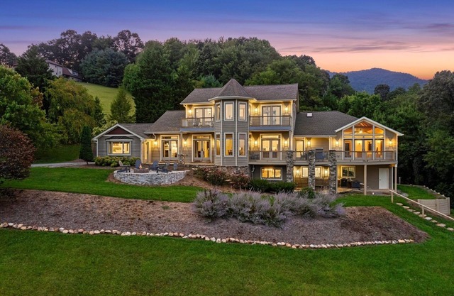 Blue Mountain View by Carolina Mornings | Fire Pit, Hot Tub🚣‍♂️+Biltmore Pass