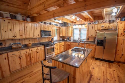 Blue Ridge Mountain Retreat - 30 acres to explore & VIEWS, Sleeps 15