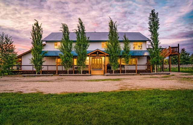 Blue Spruce Inn 1.25 acres mountain views 6 bed 6.5 bath 4,040 sqft - 2 kitchens