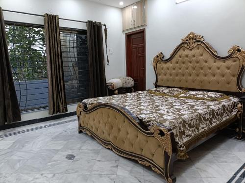 Blue Stone House - Near Islamabad Airport, Free Wi-Fi & parking