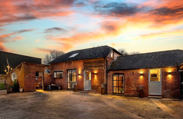 Bluebell Copse Cottages New Forest with hot tub.