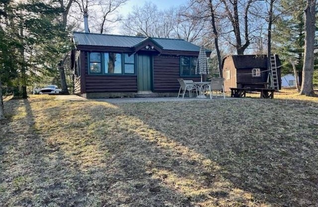 Bluegill Lake front, Up North, cozy peaceful getaway. 2-bedroom cabin. Rustic.