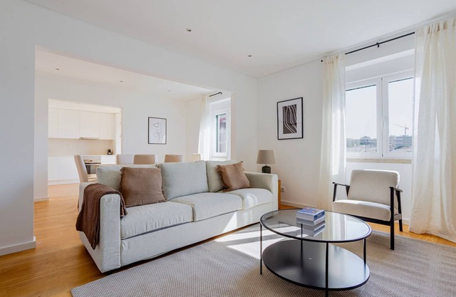 Blueground | Areeiro, balcony, nr Praça de Londres