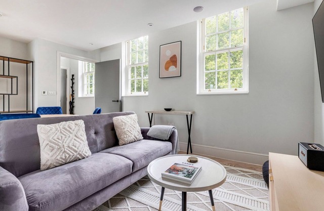 Blueground | Lambeth, balcony, nr Thames