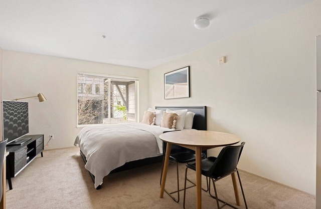 Blueground | Univ Dist, pet area & elev, nr UW