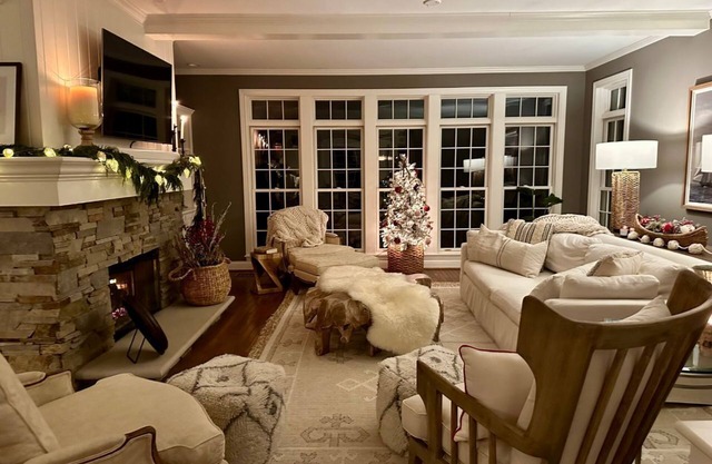 Bluffs Edge in Birchwood Farms - private four-bedroom, hot tub, screened porch