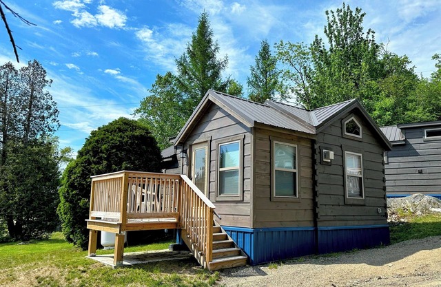 BMV8 Awesome "Tiny Home" A/C, Mountain Views, Minutes to Skiing, Hiking, Attractions, Dog Friendly!