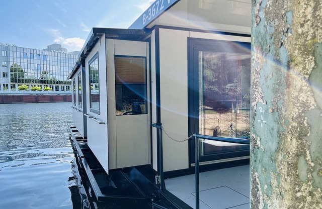 Boat 'Hausboot Tegel' with Lake View, Wi-Fi and Air Conditioning