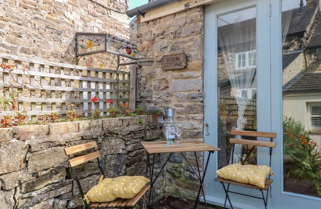 BOBBIN COTTAGE, pet friendly, with open fire in Ashford-In-The-Water